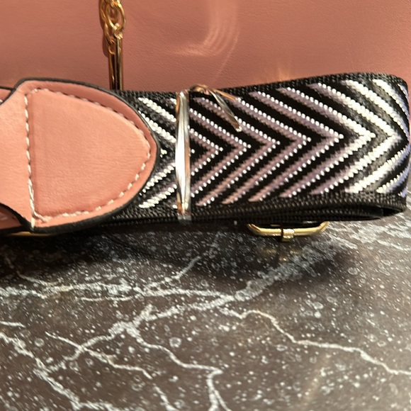 NWT darling pink purse with butterfly accent - Picture 5 of 6